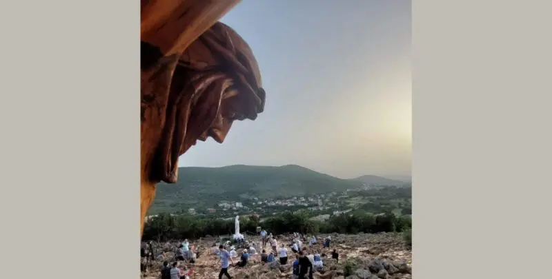🩵🙏Adesso dalla Collina delle Apparizioni Bellissimo scatto della nostra MariaGrazia settore volontari per l’evangelizzazione : qui Gesù sembra sussurrare a sua Madre🩵🙏〽️