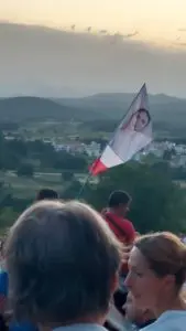 I PELLEGRINI COMINCIANO A SALIRE E A RACCOGLIERSI IN PREGHIERA SPONTANEAMENTE A GRUPPI