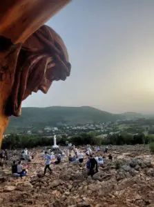 🩵🙏Adesso dalla Collina delle Apparizioni Bellissimo scatto della nostra MariaGrazia settore volontari per l’evangelizzazione qui Gesù sembra sussurrare a sua Madre🩵🙏〽️
