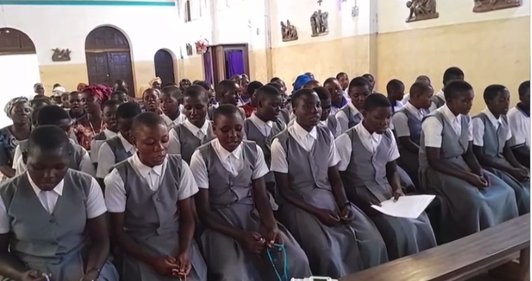 QUI UN GRUPPO DI STUDENTESSE RECITA IL ROSARIO MISERICORDIA PER GLI ASCOLTATORI DI RADIO MARIA TANZANIA!