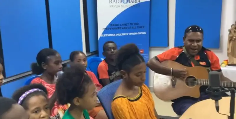 CARISSIMI! I giovani e i ragazzi di RADIO MARIA PAPUA NUOVA GUINEA nel programma “ Scuola Domenicale”