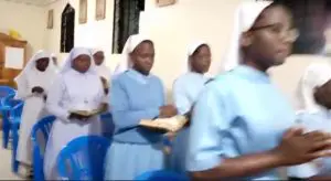 LA PASTORALE DI RADIO MARIA TANZANIA NEGLI OSPEDALI (2)