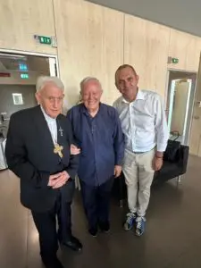 P. LIVIO CON SUA EMINENZA IL CARDINALE ERNEST SIMONI (6)