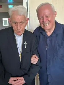 P. LIVIO CON SUA EMINENZA IL CARDINALE ERNEST SIMONI (7)