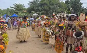 volontari Radio Maria Papua Nuova Guinea e studenti scuola cattolica internazionale POM