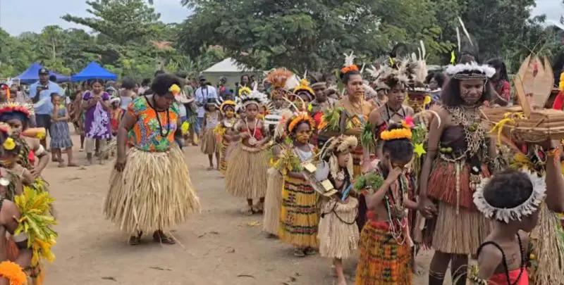 volontari Radio Maria Papua Nuova Guinea e studenti scuola cattolica internazionale POM