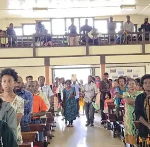 volontari Radio Maria Papua Nuova Guinea e studenti scuola cattolica internazionale POM