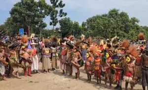 volontari Radio Maria Papua Nuova Guinea e studenti scuola cattolica internazionale POM