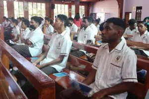 volontari Radio Maria Papua Nuova Guinea e studenti scuola cattolica internazionale POM