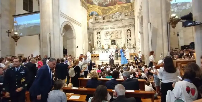 I bambini seduti per terra davanti all'altare e alla Santa Casa Loreto Velo di Maria Bambina