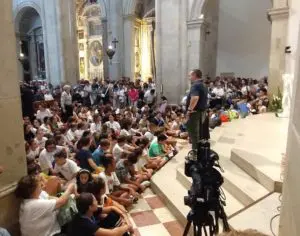 I bambini seduti per terra davanti all'altare e alla Santa Casa Loreto Velo di Maria Bambina