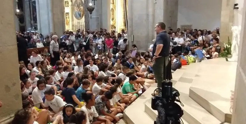 I bambini seduti per terra davanti all'altare e alla Santa Casa Loreto Velo di Maria Bambina