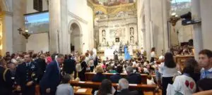 I bambini, seduti per terra davanti all'altare e alla Santa Casa, si preparano alla Santa Messa