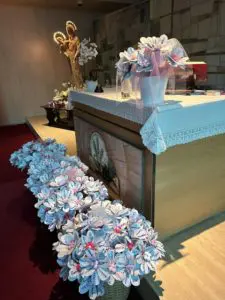 Preparativi benedizione di P. Livio velo di Maria Bambina1