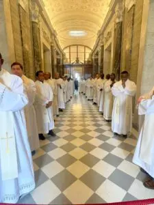 I DIRETTORI SACERDOTI DI RADIO MARIA NEI 5 CONTINENTI PRONTI PER CELEBRARE LA SANTA MESSA IN SAN PIETRO