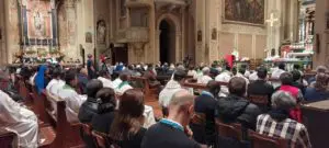 I SACERDOTI DIRETTORI DELLE RADIOMARIA DEI 5 CONTINENTI RIUNITI A SEVESO STANNO CELEBRANDO LA SANTA MESSA (1)