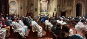 I SACERDOTI DIRETTORI DELLE RADIOMARIA DEI 5 CONTINENTI RIUNITI A SEVESO STANNO CELEBRANDO LA SANTA MESSA (2)