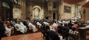 I SACERDOTI DIRETTORI DELLE RADIOMARIA DEI 5 CONTINENTI RIUNITI A SEVESO STANNO CELEBRANDO LA SANTA MESSA (3)