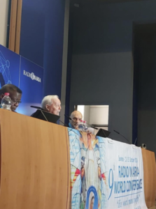 In collegamento con il Centro Pastorale di Seveso - Ex Seminario Arcivescovile di Milano trasmettiamo la Conferenza di Padre Livio, Directors Advisor della Famiglia Mondiale di RM e del Presidente Viccardi (1)