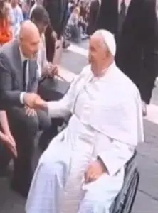 La stretta di mano del Papa al nostro presidente Vittorio Viccardi presente all’Udienza coi sacerdoti direttori delle Radio Maria nei 5 continenti
