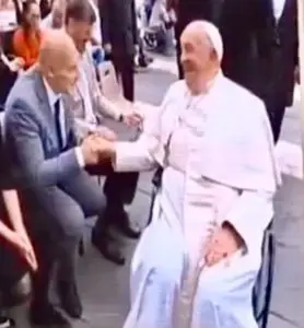 La stretta di mano del Papa al nostro presidente Vittorio Viccardi presente all’Udienza coi sacerdoti direttori delle Radio Maria nei 5 continenti