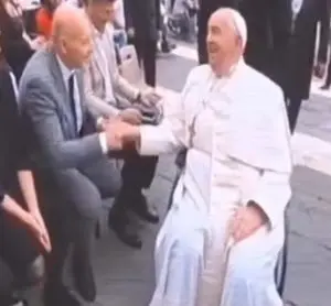 La stretta di mano del Papa al nostro presidente Vittorio Viccardi presente all’Udienza coi sacerdoti direttori delle Radio Maria nei 5 continenti