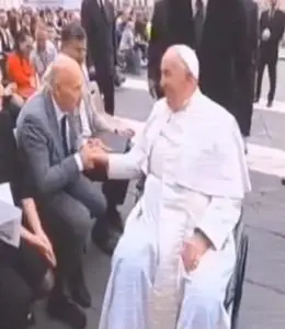 La stretta di mano del Papa al nostro presidente Vittorio Viccardi presente all’Udienza coi sacerdoti direttori delle Radio Maria nei 5 continenti
