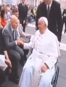La stretta di mano del Papa al nostro presidente Vittorio Viccardi presente all’Udienza coi sacerdoti direttori delle Radio Maria nei 5 continenti