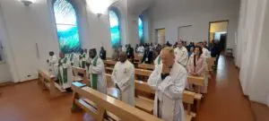 Prime delegazioni arrivate Santa Messa multilingue in corso