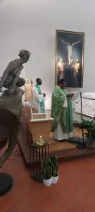 Prime delegazioni arrivate Santa Messa multilingue in corso