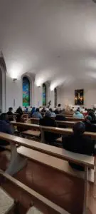 Prime delegazioni arrivate Santa Messa multilingue in corso