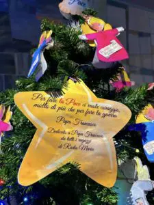 ALBERO DI NATALE CON GLI ANGELI DELLA PACE NELLA CAPPELLA DI RADIO MARIA
