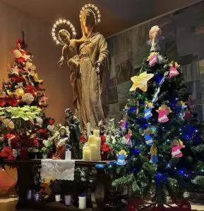 ALBERO DI NATALE CON GLI ANGELI DELLA PACE NELLA CAPPELLA DI RADIO MARIA
