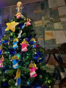 ALBERO DI NATALE CON GLI ANGELI DELLA PACE NELLA CAPPELLA DI RADIO MARIA