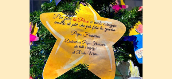 ALBERO DI NATALE CON GLI ANGELI DELLA PACE NELLA CAPPELLA DI RADIO MARIA