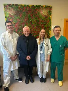 nelle foto P.LIVIO DIMESSO POCO FA - QUI CON L’EQUIPE MEDICA DELL’OSPEDALE SANT’ANNA DI COMO