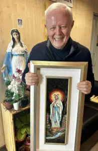 Padre Livio con proposta missionaria quadro Madonna di Lourdes