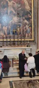 DALLA BASILICA DI SAN PIETRO I FEDELI IN ENTRATA PER LA SANTA MESSA DELLE H.15.00 IN RICORDO DI SAN GIOVANNI PAOLO SECONDO - 2424 scatti video e live da Radio Maria a Roma (2)