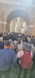 DALLA BASILICA DI SAN PIETRO I FEDELI IN ENTRATA PER LA SANTA MESSA DELLE H.15.00 IN RICORDO DI SAN GIOVANNI PAOLO SECONDO - 2424 scatti video e live da Radio Maria a Roma