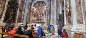 DALLA BASILICA DI SAN PIETRO I FEDELI IN ENTRATA PER LA SANTA MESSA DELLE H.15.00 IN RICORDO DI SAN GIOVANNI PAOLO SECONDO - 2424 scatti video e live da Radio Maria a Roma (2)