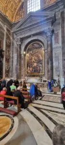 DALLA BASILICA DI SAN PIETRO I FEDELI IN ENTRATA PER LA SANTA MESSA DELLE H.15.00 IN RICORDO DI SAN GIOVANNI PAOLO SECONDO - 2424 scatti video e live da Radio Maria a Roma (2)