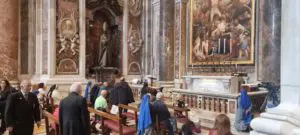 DALLA BASILICA DI SAN PIETRO I FEDELI IN ENTRATA PER LA SANTA MESSA DELLE H.15.00 IN RICORDO DI SAN GIOVANNI PAOLO SECONDO - 2424 scatti video e live da Radio Maria a Roma (2)