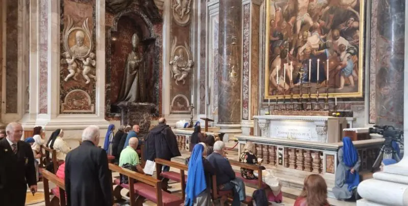 DALLA BASILICA DI SAN PIETRO I FEDELI IN ENTRATA PER LA SANTA MESSA DELLE H.15.00 IN RICORDO DI SAN GIOVANNI PAOLO SECONDO - 2424 scatti video e live da Radio Maria a Roma (2)