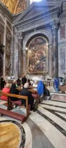 DALLA BASILICA DI SAN PIETRO I FEDELI IN ENTRATA PER LA SANTA MESSA DELLE H.15.00 IN RICORDO DI SAN GIOVANNI PAOLO SECONDO - 2424 scatti video e live da Radio Maria a Roma (2)