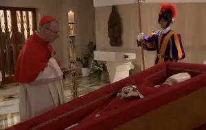 Il rito della constatazione della morte e della deposizione nella bara della salma di Papa Francesco
