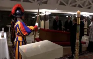 Il rito della constatazione della morte e della deposizione nella bara della salma di Papa Francesco