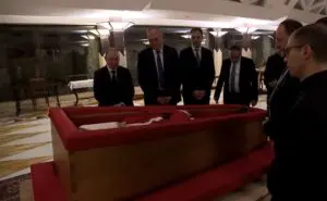 Il rito della constatazione della morte e della deposizione nella bara della salma di Papa Francesco