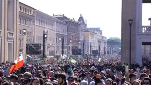 fedeli in Piazza San Pietro