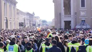 fedeli in Piazza San Pietro