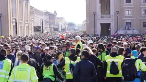 fedeli in Piazza San Pietro